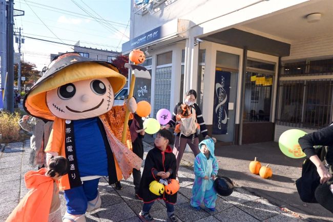 子どもたちが仮装パレード　電信通りでハロウィーン