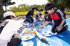 流木や貝殻をデッサン　浦幌で子ども秋のアート教室