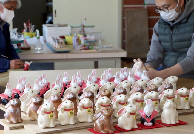 来年の干支「ウサギ」の置物が完成　しんとく焼