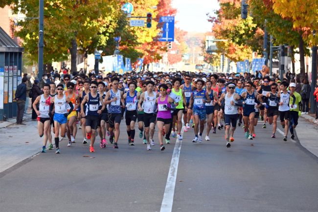 ４４９７人が秋の帯広疾走！　記録更新目指し、仮装姿も