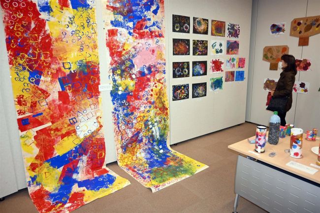 アートルームＭＯＭＯ展　子どもたちの力作１５０点　帯広市図書館