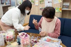ハーバリウムでガラス瓶越しの花楽しむ　士幌