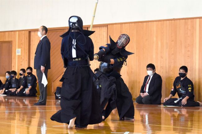 【写真】小学団体戦は帯広選抜制す　中学個人戦は小椋、長瀬Ｖ　十勝スポーツ少年団剣道交歓大会
