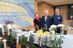 丹精込めた１１５鉢展示　音更で菊花展