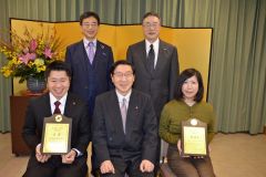 満寿屋商店と十勝シティデザインに金箔の盾　帯商・夢大賞の表彰式