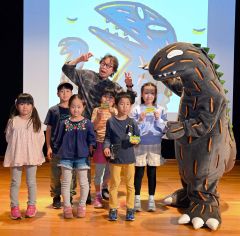 「おまえうまそうだな」絵本作家の宮西さん　読み聞かせに笑顔の来場者