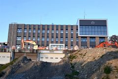 隠れていた現庁舎が「コンニチワ」　大樹・旧庁舎の解体進む