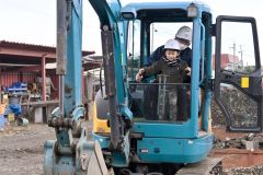 こぼれ話「キリンみたい！　こでまり保育園児がパワーショベル乗車体験」