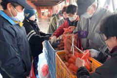 豊頃で野菜市にぎわう