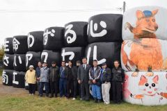 交通安全メッセージ牧草ロール　豊頃町商工会豊頃支部