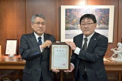 高堂建設にＪＯＣ感謝状、スピードスケート北京五輪８位入賞の村上右磨選手を雇用「理想とする選手と企業の関係」
