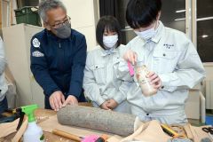 流木処理に菌糸の液体噴霧　帯広工業高と寒地土木研究所など