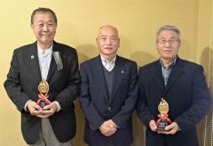 今季９５試合で審判の伊藤さん、８４試合の大津さん表彰　帯広野球審判協会納会