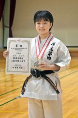 小林みひろ（真統館、帯四１年）全国中学生空手道選抜大会出場へ　道予選形で準優勝