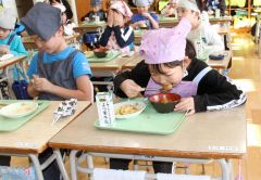 町内産羊肉のスープカレーに舌鼓　足寄でふるさと給食