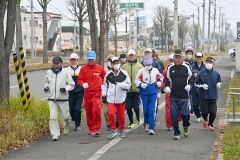 １６人で走り納め　帯広楽走会が市内を快走