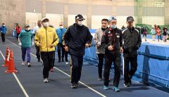 帯広ランナーズ走り納めラン　１９人がオーバル疾走