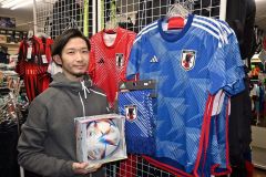 サッカーＷ杯関連商品並ぶ　各店「日本代表の活躍に期待」