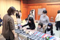 芽室町図書館で「ぬいぐるみのお泊まり会」