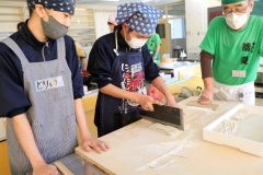 中学生がそば打ち体験　新得屈足中