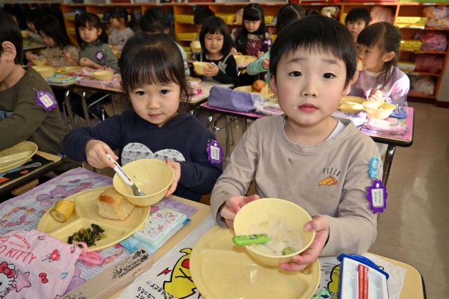 【写真】牛乳メニューで地元酪農家を応援　帯広葵学園｢ミルクデー｣