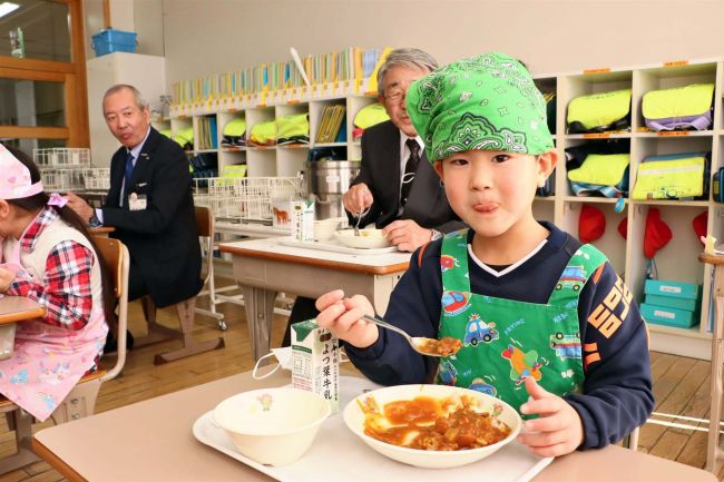 【写真】和牛のカレー「おいしいよ」　大樹でふるさと給食