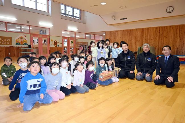 【写真】保育園児らに乳製品を寄贈 広尾・池下産業