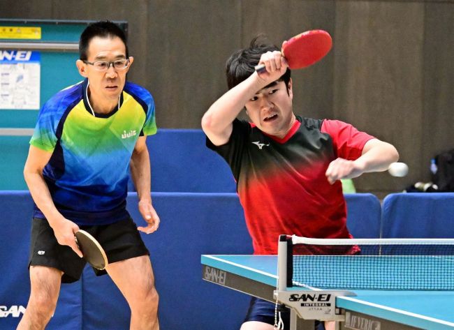 【写真】大野・中澤組男子Ａ優勝、女子は青柳・松田組制す　冬季ダブルス卓球大会