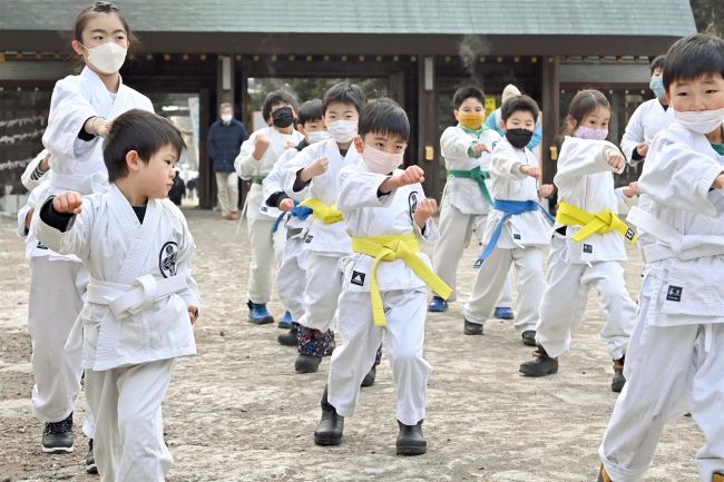 【写真】空手道田浦流西帯広支部の寒稽古　３８人気合込めて突き
