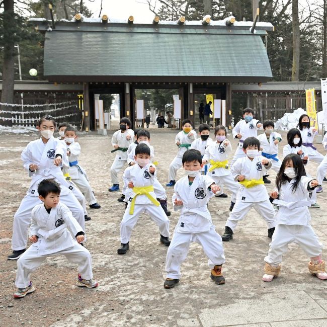 空手道田浦流西帯広支部の寒稽古　３８人気合込めて突き