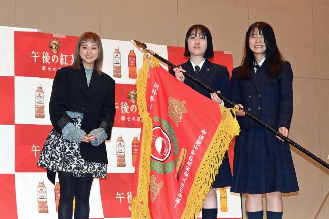 【写真】元AAA伊藤さんが優勝旗授与 うまいもん甲子園V帯南商に来校