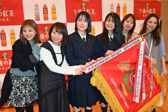 【写真】元ＡＡＡ伊藤さんが優勝旗授与　うまいもん甲子園Ｖ帯南商に来校