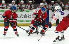 白樺学園決勝進出逃す　２―４駒大苫小牧　インターハイアイスホッケー準決勝
