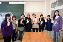 コロナ禍に負けるな！　新作人形劇上演へ　大谷短大「ありんこ」　講師招き人形作り