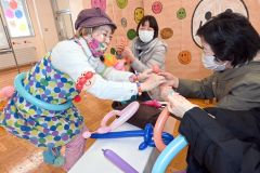 こぼれ話「プラザ六中でミリィーさんがバルーンアート講座」