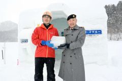 南極の氷、しかりべつ湖コタンに展示　鹿追