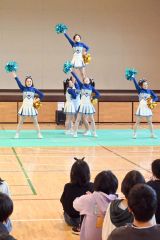 夢挑む帯北チアの「きつねダンス」　啓西小で熱く語る