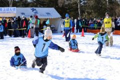 寒さに負けず白熱のレース　子ども雪上ばんば
