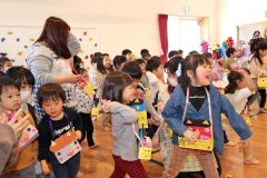 元気いっぱい「鬼は外！」帯広東幼稚園で豆まき