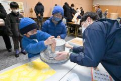 十勝産小麦　恵みいっぱい　パンや菓子販売、石臼体験も　３年ぶりフェス
