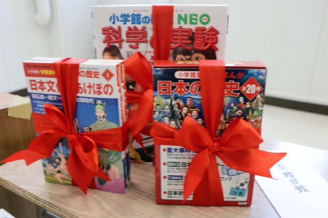 【写真】新得の相馬商店が図書寄贈
