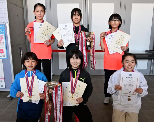 【写真】平子２年男子大会新総合Ｖ、６年女子は長岡制す　帯広市児童スケート選手権