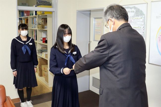 【写真】出版社の感想文コンクールで金澤さんが金賞　清水中