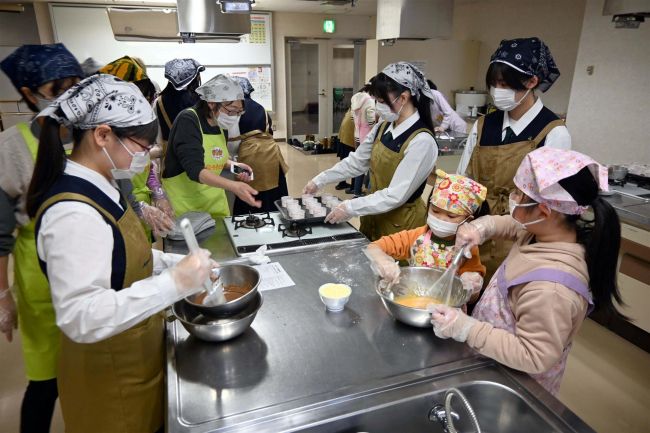 【写真】フォンダンショコラ作りに挑戦　子ども食堂×帯南商クッキング部