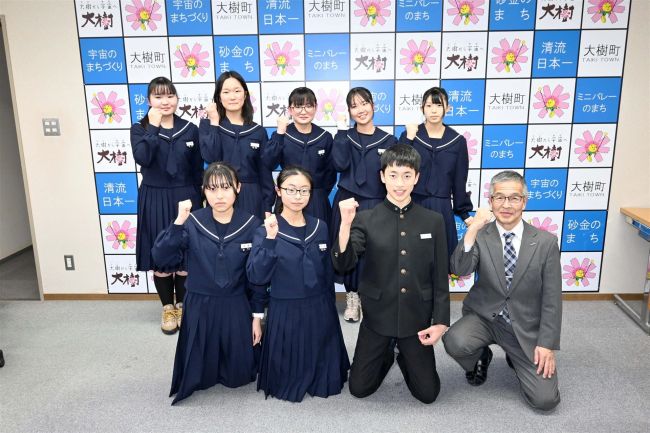 【写真】スケート、吹奏楽部が大会報告　大樹中