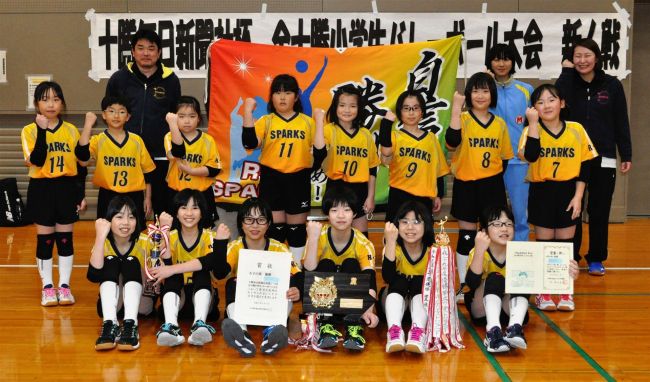 【写真】木野東、混合初制覇 女子はR・Y 男子はJJB 勝毎杯全十勝小学生バレーボール大会