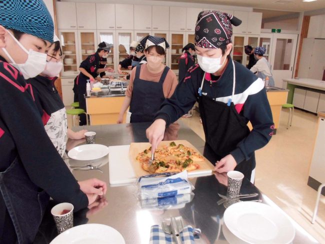 【写真】地元食材使ったピザ作りに挑戦　足寄中