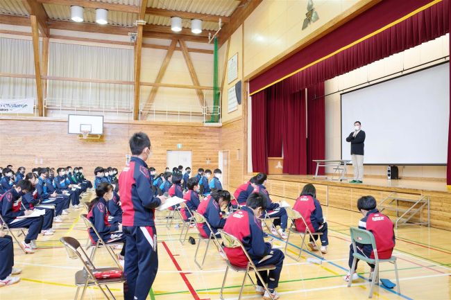 【写真】足寄中で元プロ野球選手の池田さんが講演