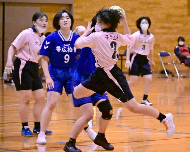 帯三条高女子全勝Ｖ、男子は三条クラブ制す　帯広ハンドボール協会納会大会