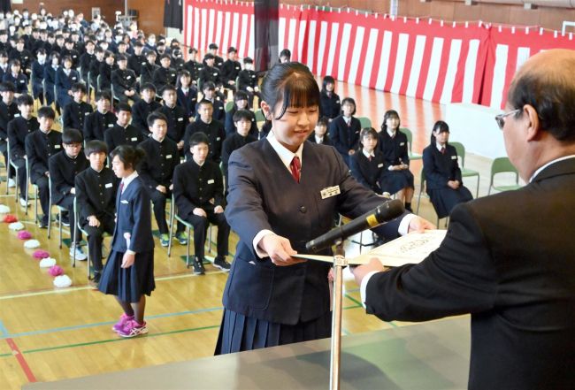 【写真】仲間の顔胸に卒業 管内中学校